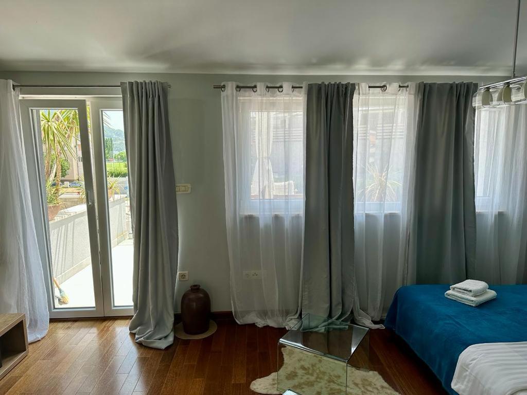 Deluxe Suites Mandic 奥米什 外观 照片